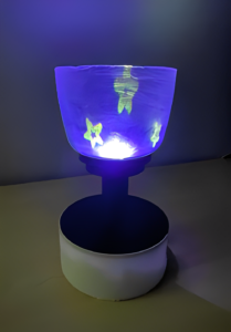 グラス形状のディスプレイのカップ部分に花の映像を投影
